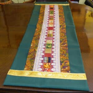 מפת שולחן(ראנר) עם רקמה בעבודת יד.